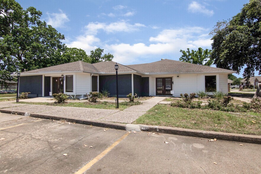 More Photos Of 825 Fairmont Pkwy, Pasadena Office For Sale