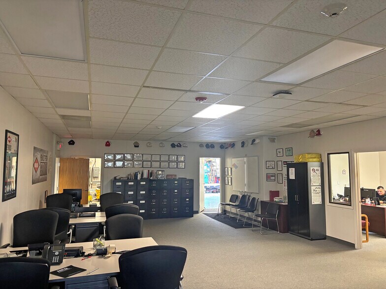 More Photos Of 1680 N Delany Rd, Gurnee Office For Sale