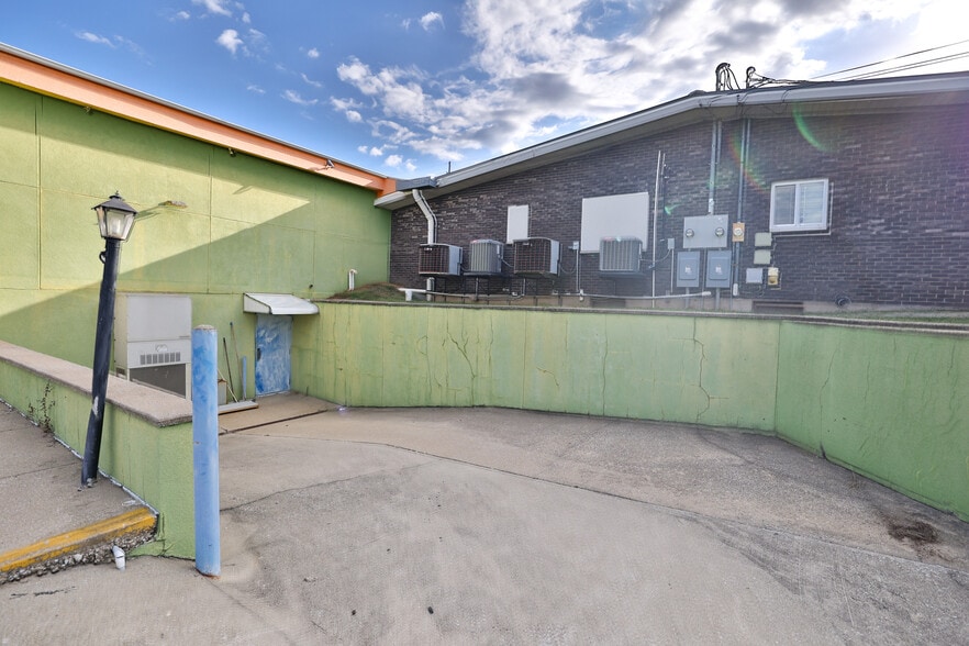 More Photos Of 107 N Bluff Rd, Collinsville Storefront For Sale