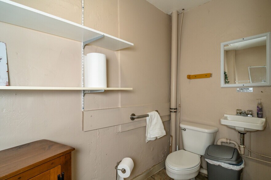 More Photos Of 500-502 First St, Shenandoah Office For Sale