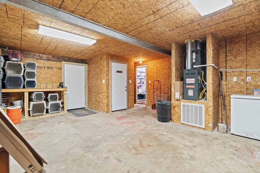 More Photos Of 1404 S B St, Henryetta Veterinarian Kennel For Sale