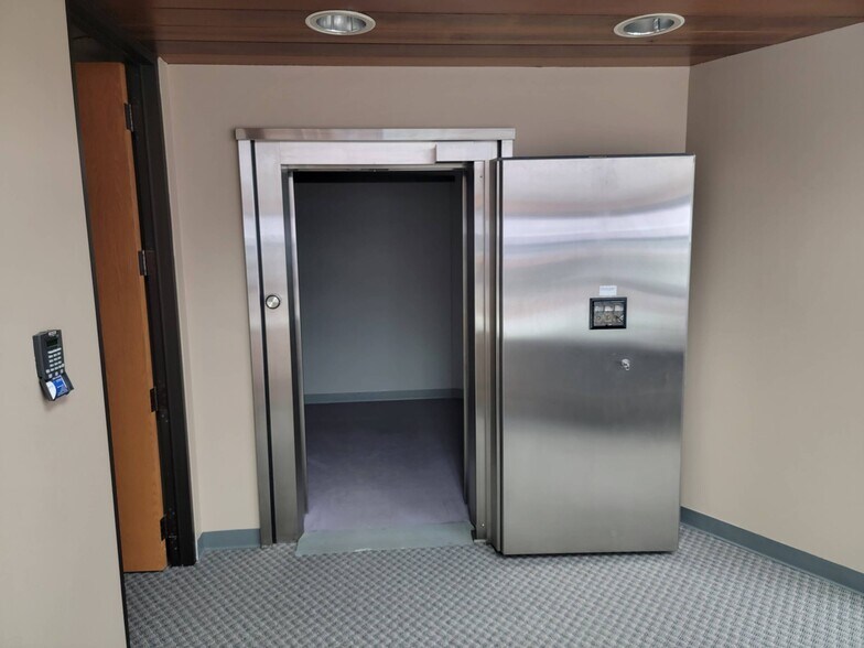 More Photos Of 1093 Appleton Rd, Menasha Office For Lease