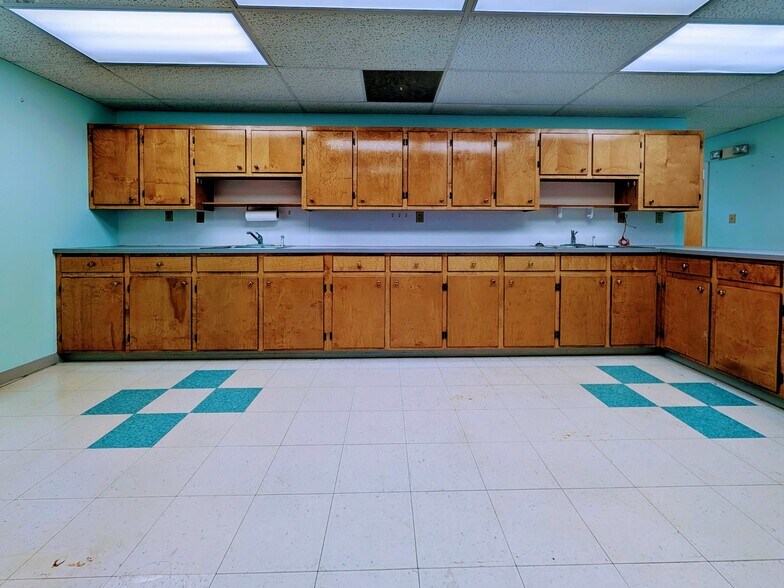 More Photos Of 1208 E Main St, Luray Flex For Sale