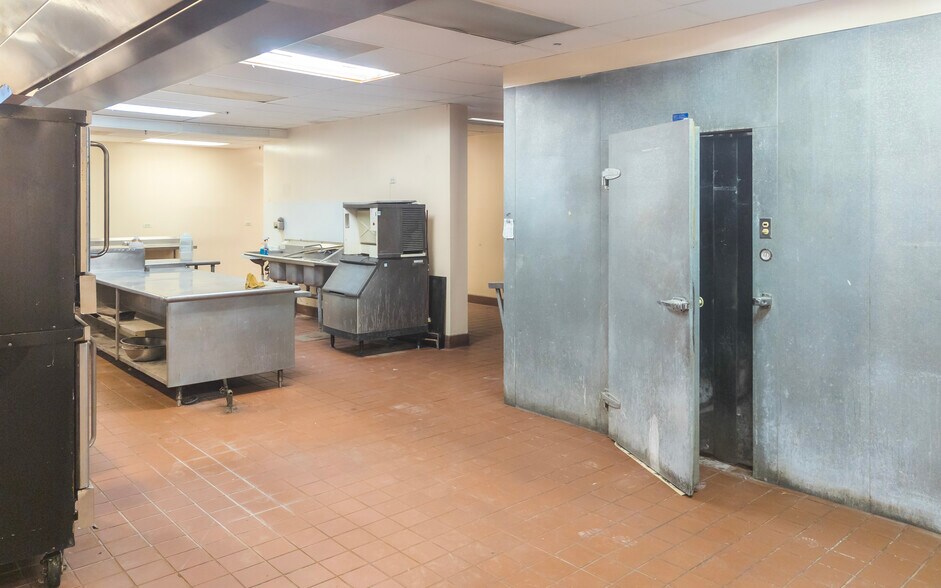 More Photos Of 2415 W Peterson Ave, Chicago Restaurant For Lease