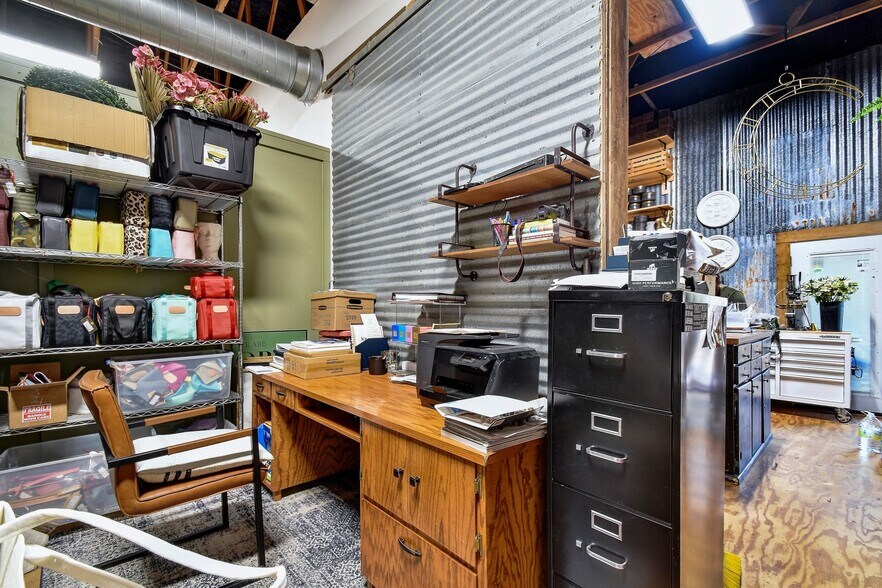 More Photos Of 330 W Mercer St, Dripping Springs Freestanding For Lease