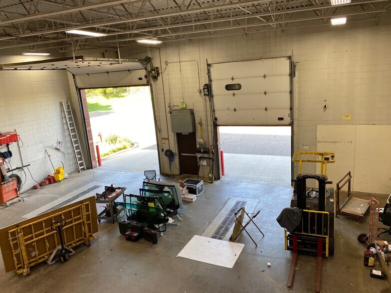 More Photos Of 2597-2599 N Cleveland Ave, Roseville Showroom For Lease