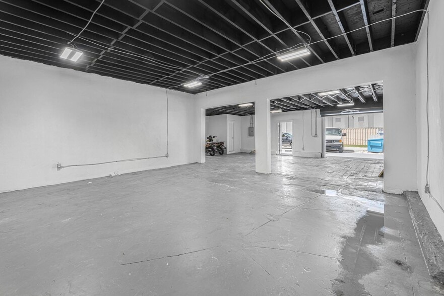 More Photos Of 3705 NW 35th Ave, Miami Warehouse For Lease