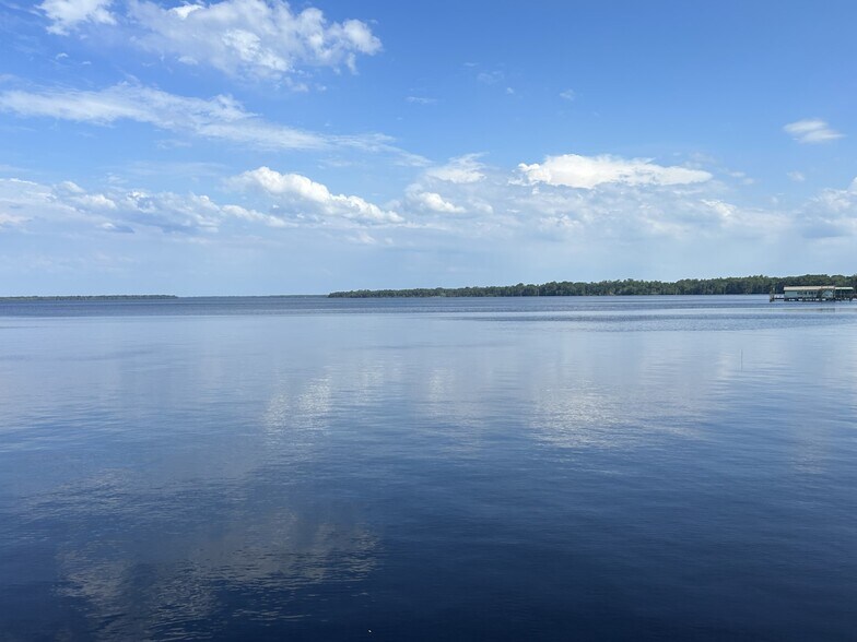 More Photos Of 101 S Prospect St, Crescent City Flex For Sale