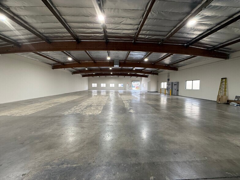 More Photos Of 8945 Quartz Ave, Northridge Warehouse For Lease