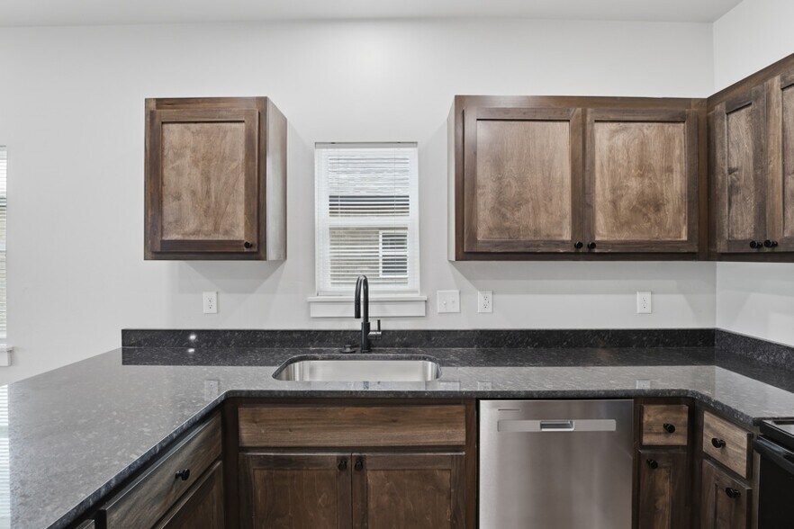 More Photos Of 3611 & 3613 Frontier Avenue, Ponca City Specialty For Sale