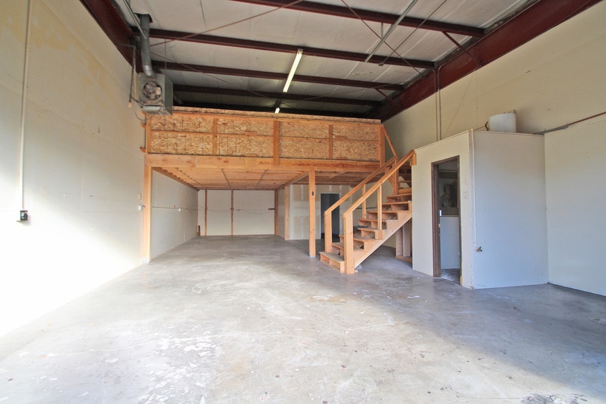 More Photos Of 1560 NE 1st St, Bend Warehouse For Sale