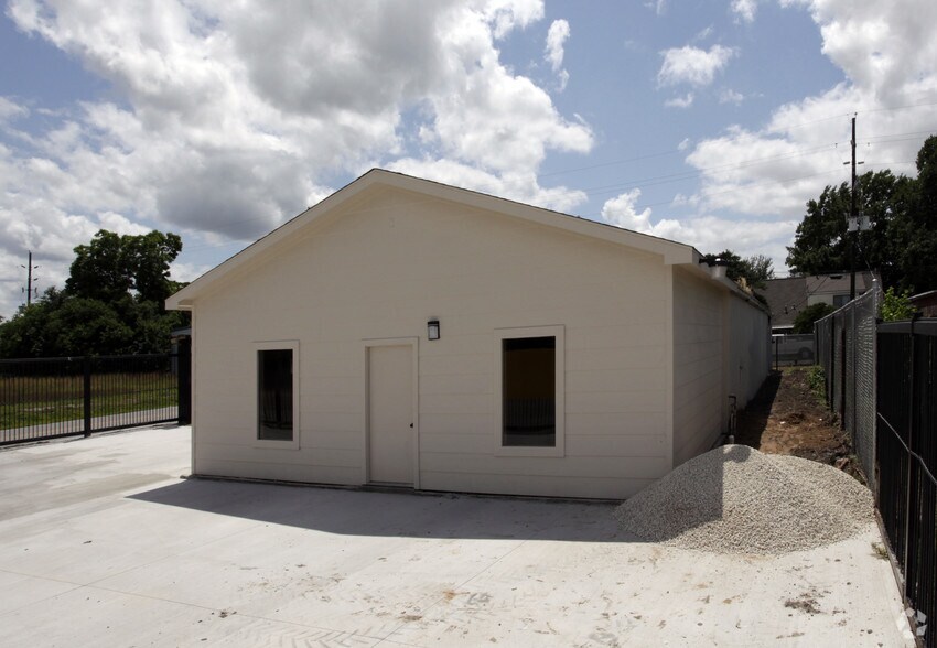 More Photos Of 6503 Brittmoore Rd, Houston Warehouse For Lease