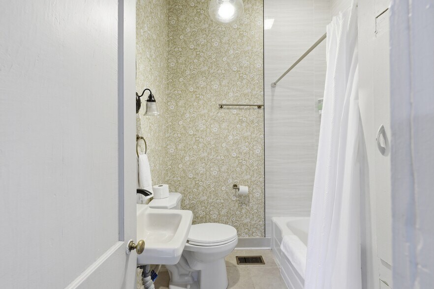 More Photos Of 83 Wilson Ave, Columbus Hospitality For Sale