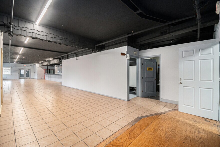 More Photos Of 6500 Railroad Ave, Omaha Restaurant For Sale