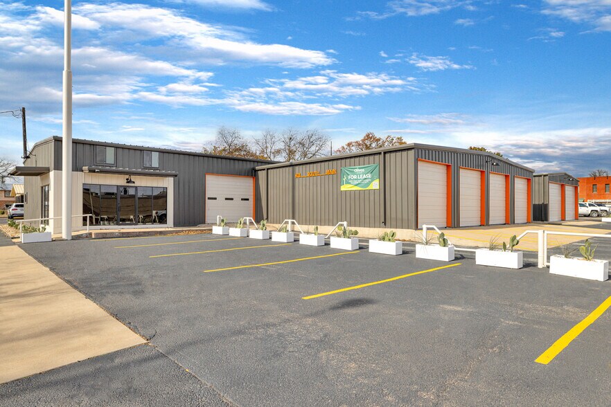 More Photos Of 408 S Main St, Lampasas Light Distribution For Sale