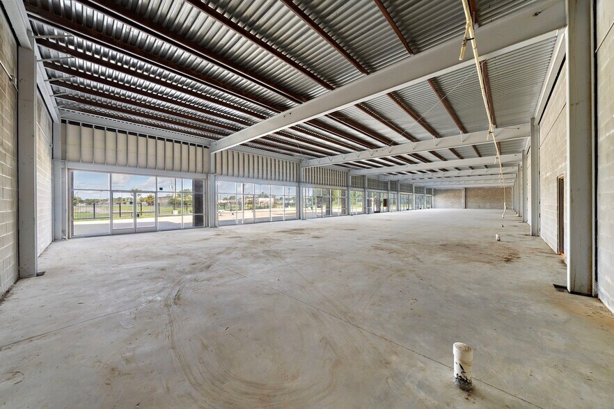 More Photos Of 2215 Allen Genoa Rd, Pasadena Showroom For Lease