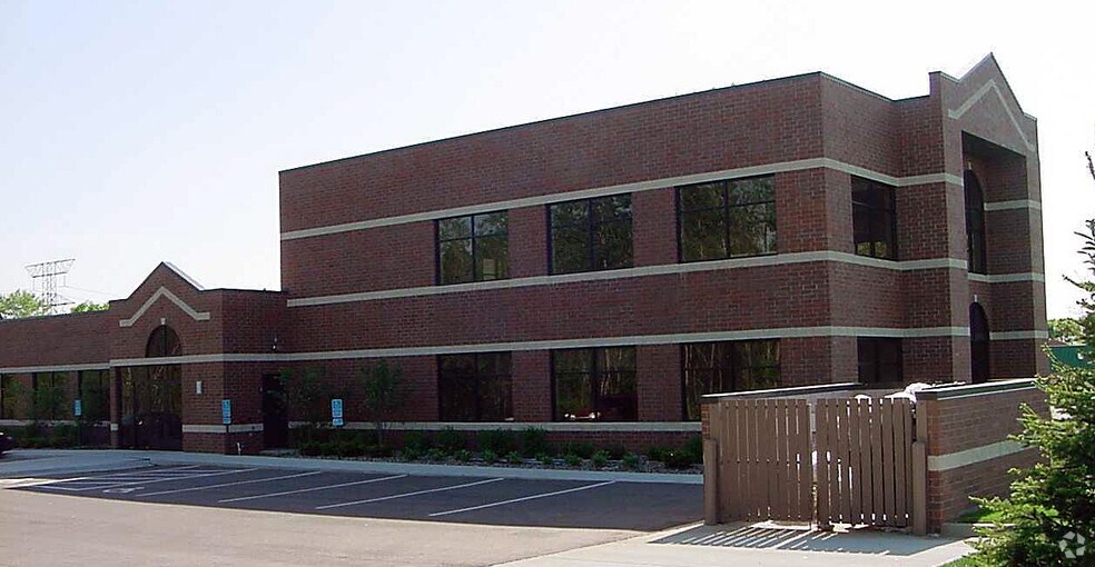 More Photos Of 2035 County Road D E, Maplewood Medical For Lease