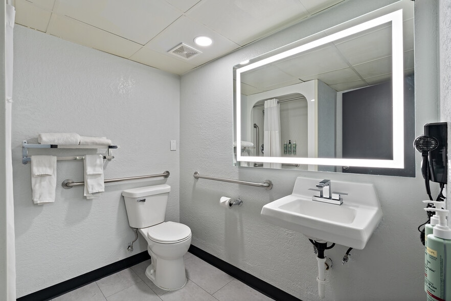 More Photos Of 2105 1st Ave, Rock Falls Hotel For Sale