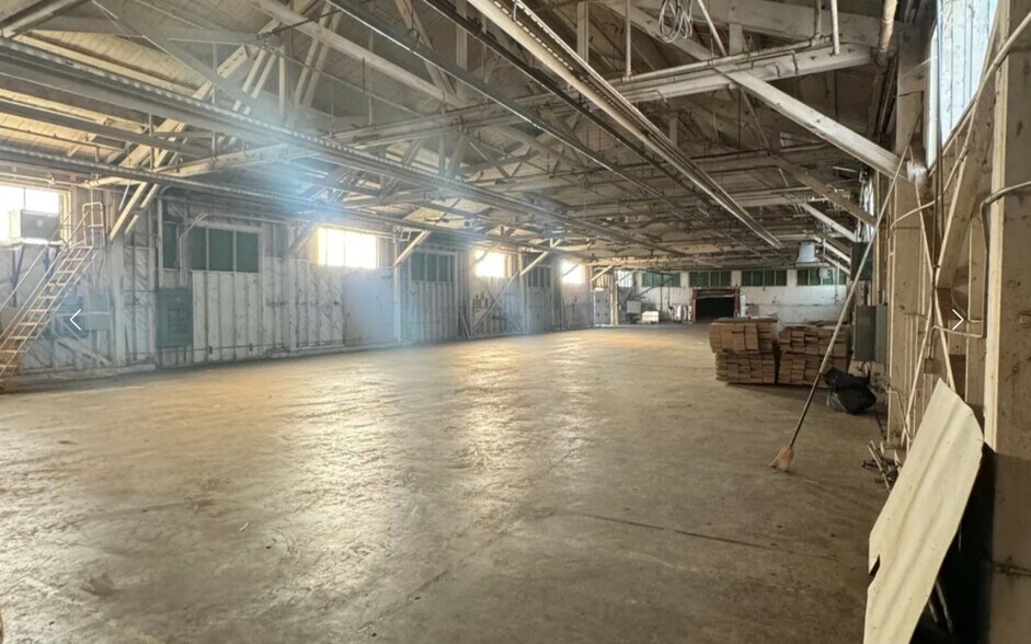 More Photos Of 201 Howard Dr, Flora Warehouse For Lease