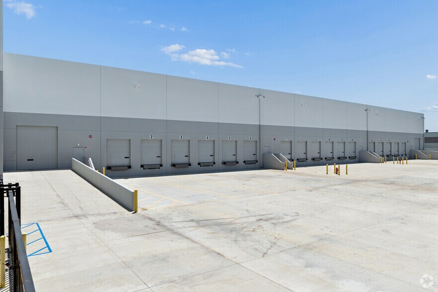 More Photos Of 1500 E Walnut Ave, Fullerton Manufacturing For Lease