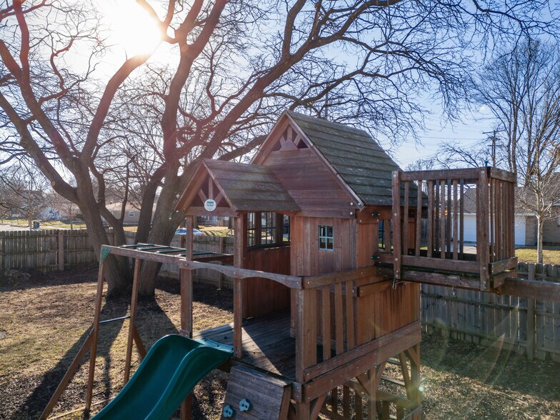 More Photos Of 3921 Olive St, Racine Office For Sale