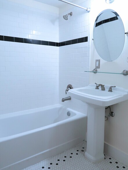 More Photos Of 6710 Greenwood Ave N, Seattle Apartments For Sale