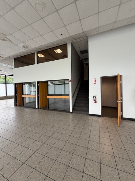 More Photos Of 157 W Central St, Natick Auto Dealership For Lease