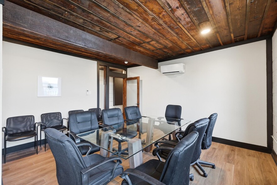 More Photos Of 1426 N Main St, Fort Worth Storefront Retail Office For Lease