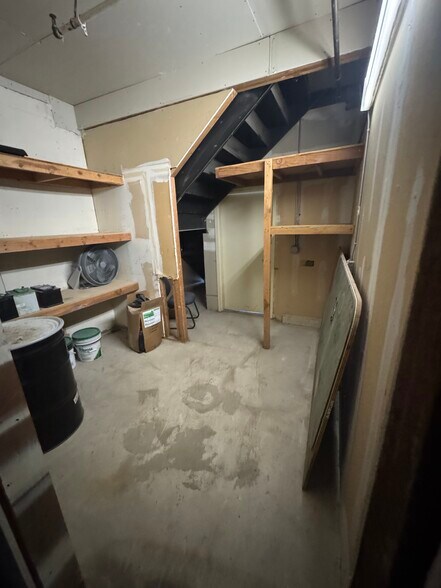 More Photos Of 140 Valley St, Tarrytown Warehouse For Lease