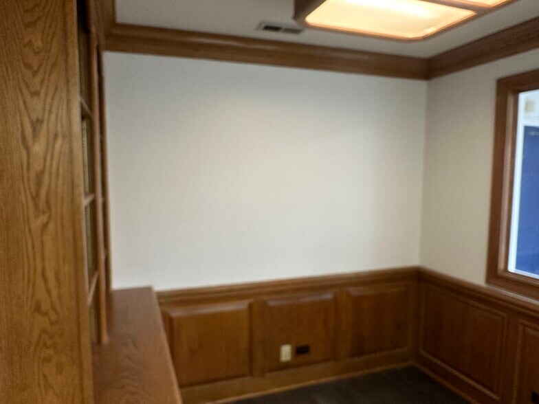 More Photos Of 419 W Washington Ave, Lake Bluff Flex For Lease
