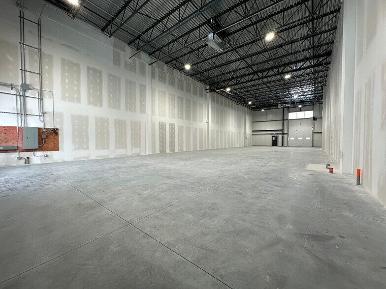 More Photos Of 5539 St Ernest-Cormier, Laval Showroom For Lease