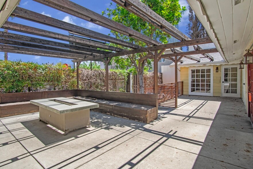 More Photos Of 10820 Ventura Blvd, Studio City Restaurant For Sale