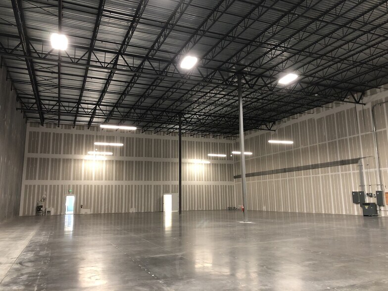 More Photos Of 3135 Lakewood Ranch Blvd, Bradenton Warehouse For Lease