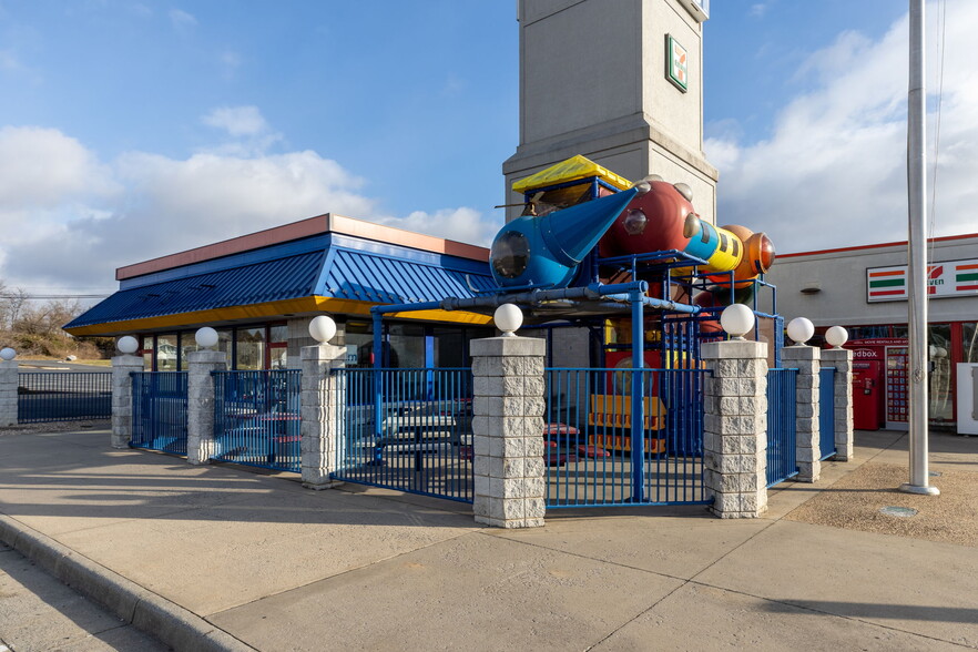 More Photos Of 10937 N Valley Pike, Broadway Restaurant For Lease