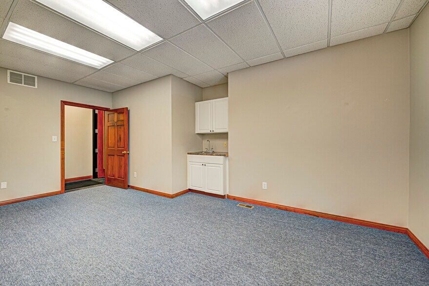 More Photos Of 4582 Northwest Plaza West Dr, Zionsville Office For Lease