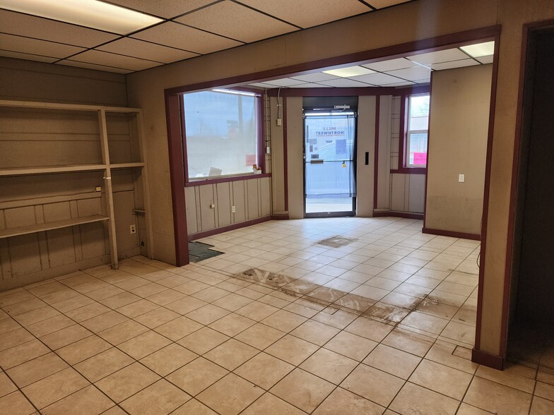 More Photos Of 48 SW Chehalis Ave, Chehalis Showroom For Sale