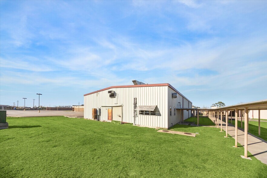 More Photos Of 1401 Mlk Blvd, El Campo Flex For Sale