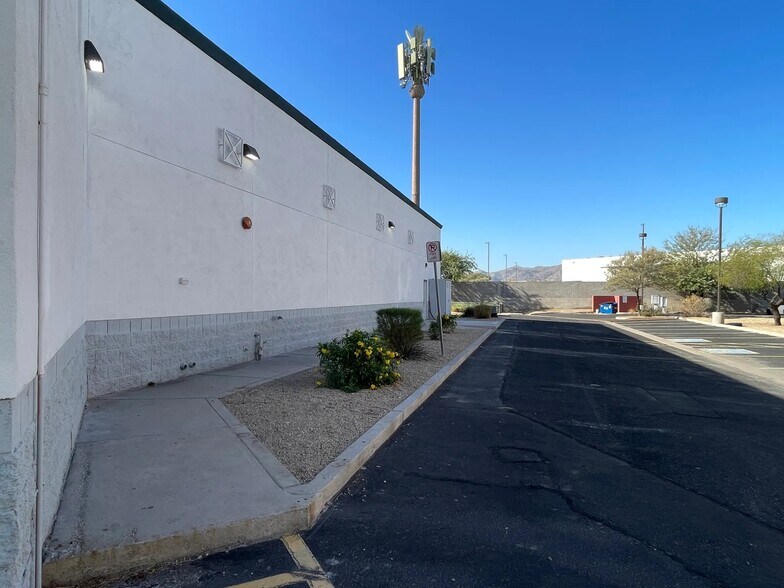 More Photos Of 8000 S Priest Dr, Tempe Freestanding For Lease