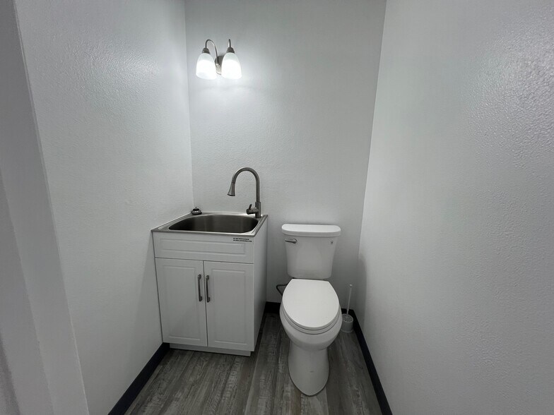 More Photos Of 1710 N Fort Harrison Ave, Clearwater Storefront Retail Office For Lease
