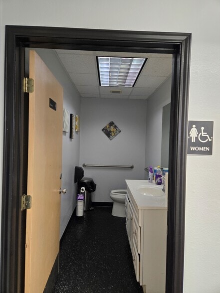 More Photos Of 700 S 10th St, McAllen Office For Sale