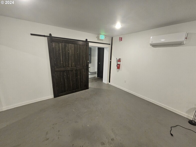More Photos Of 5833 NE Portland Hwy, Portland Flex For Sale