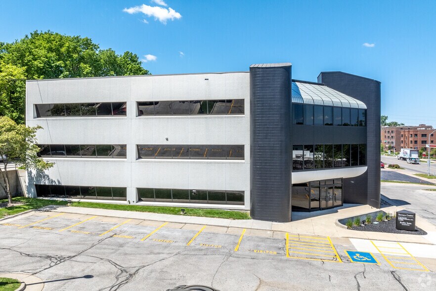More Photos Of 2700 Grand Ave, Des Moines Office For Lease