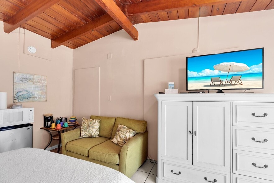 More Photos Of 243 61st St, Marathon Hotel For Sale
