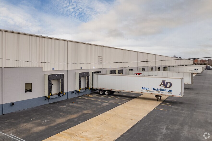 More Photos Of 100 Capital Ln, Middletown Warehouse For Lease