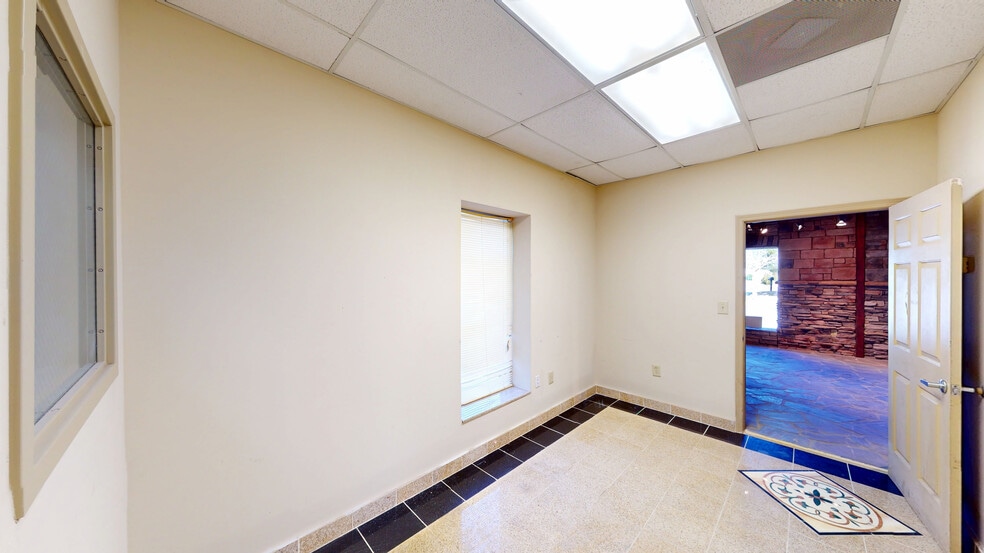 More Photos Of 121 Holt Industrial Cir, Acworth Warehouse For Lease