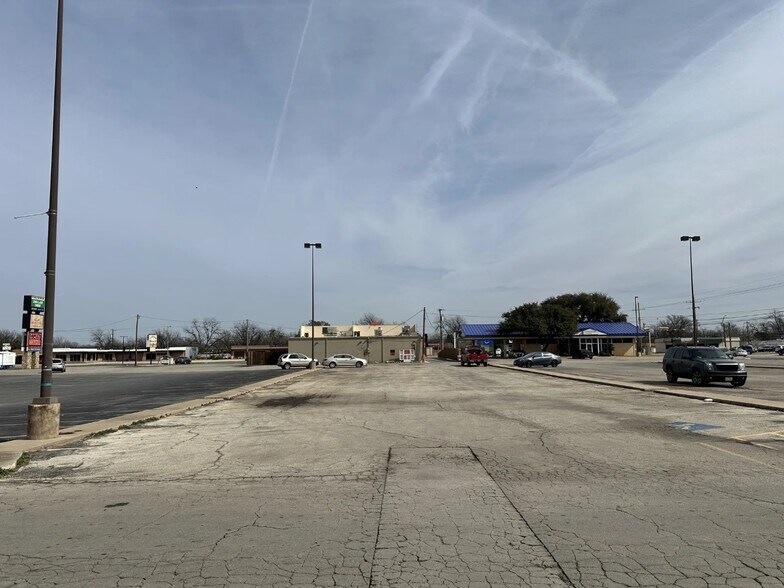 More Photos Of 1234 N Mockingbird Ln, Abilene General Retail For Lease