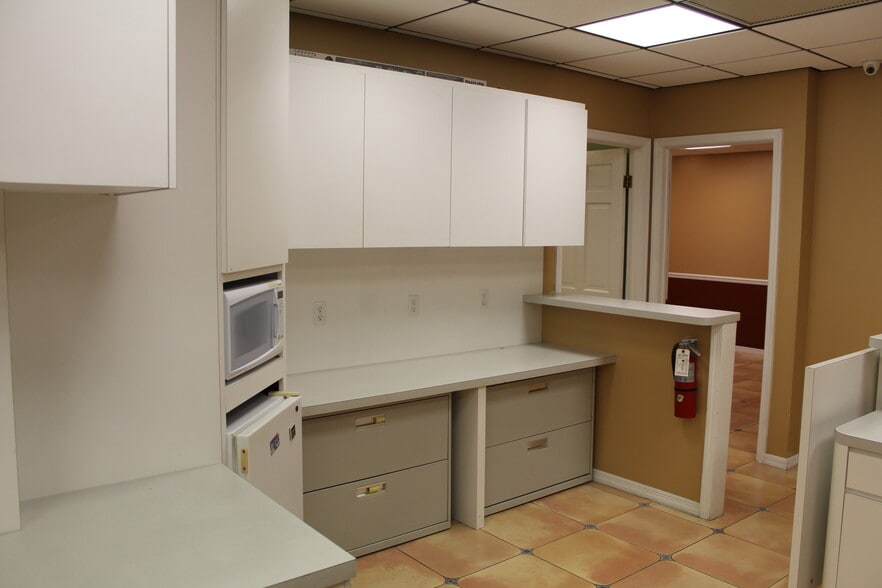 More Photos Of 7800 W Oakland Park Blvd, Sunrise Medical For Lease