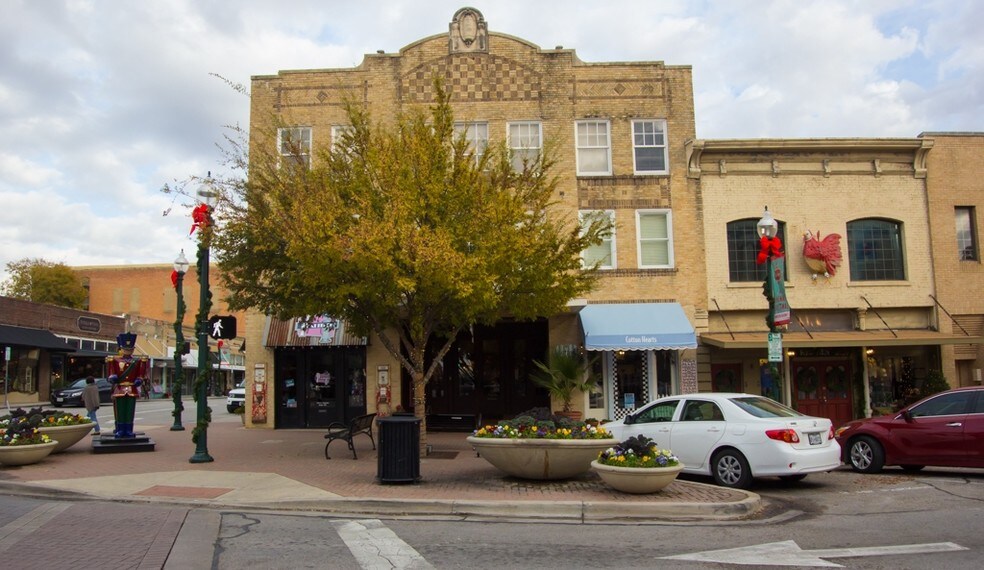 More Photos Of 103 E Virginia St, McKinney Storefront Retail Office For Lease