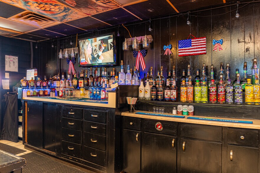 More Photos Of 689 Cedar St, Coshocton Bar For Sale