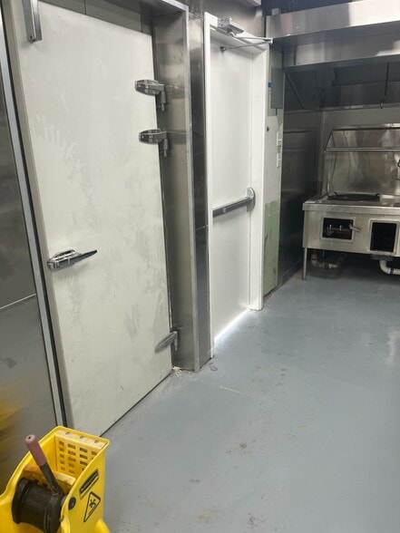 More Photos Of 7810 Bellfort Rd, Houston Restaurant For Lease
